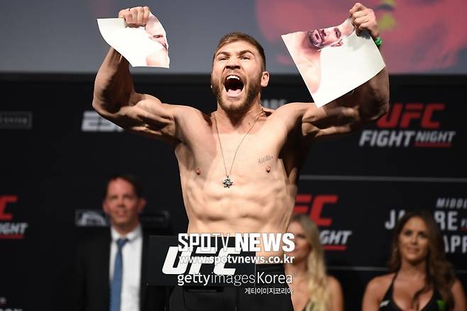 ▲ 이온 쿠텔라바는 녹색 헐크 분장을 하지 않는 대신 새로운 퍼포먼스를 준비했다. 상대 글로버 테세이라의 사진을 쫙 찢으면서 포효했다.