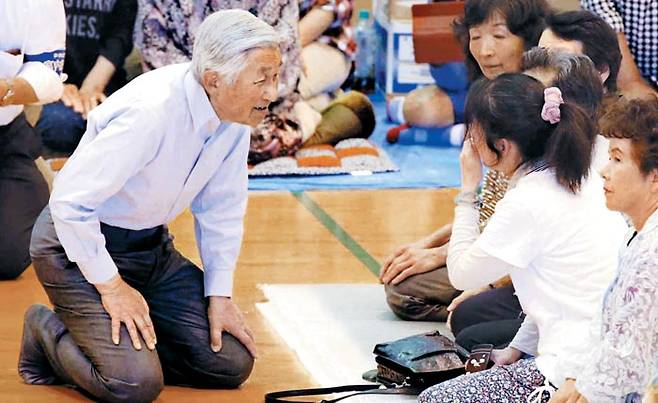 지진 피해 이재민 찾아 무릎 꿇은 일왕 - 아키히토(明仁) 일왕이 2016년 4월 일어난 강진으로 큰 피해를 본 일본 남부 구마모토현의 대피소를 찾아 무릎을 꿇은 채 이재민들에게 위로하는 말을 건네고 있다. /게티이미지코리아