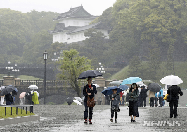 【도쿄=교도·AP/뉴시스】아키히토 일왕 퇴위식이 30일 오전 10시부터 시작된 가운데 도쿄 왕궁 주변에 우산을 쓴 사람들이 모여있다. 2019.04.30
