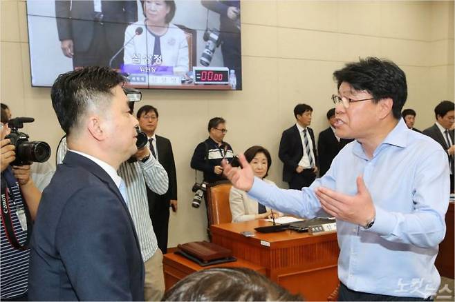 자유한국당 장제원 정치개혁특별위원회 간사가 29일 오후 서울 여의도 국회 정무위원회 회의장에서 열린 정개특위 회의에서 항의하고 있다. 윤창원기자