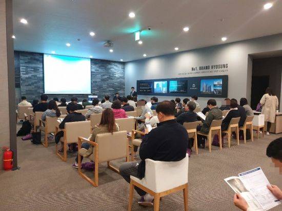 지난달 말 진행된 '홍제역 해링턴 플레이스' 미계약분 추첨현장.