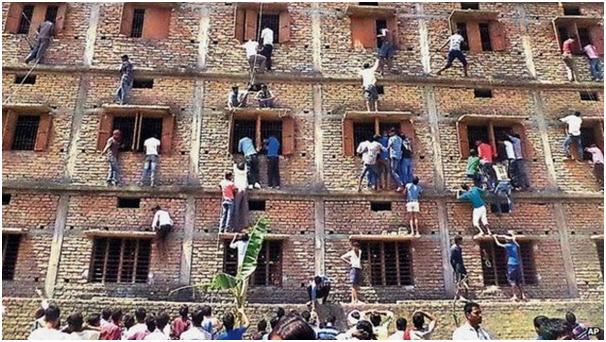 Figure1 지난 2015년 인도 비하르주에서 고1 대상 시험이 진행되는 중 학부모들이 부정행위를 위해 건물 외벽을 타고 올라가는 모습이 포착됐다. AP 연합뉴스 자료사진