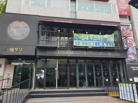서울 강남구 신사동 가로수길 A빌딩. 프랜차이즈 카페 탐앤탐스가 1~2층에 들어와 있었으나, 임차자가 빠지면서 건물주가 임대를 내놨다. /허지윤 기자