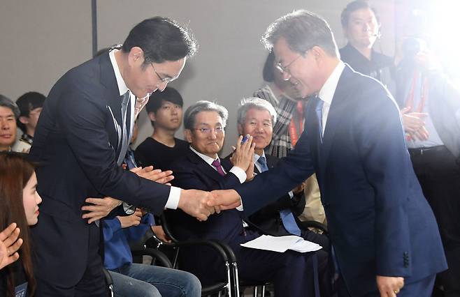문재인 대통령과 이재용 삼성전자 부회장이 지난달 30일 경기도 화성 삼성전자 공장에서 열린 시스템반도체 비전 선포식에서 악수하는 모습. 화성/청와대사진기자단