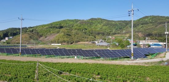 2일 오후 찾은 충남 공주시 이인면의 2640㎡(800평) 규모의 농촌형 태양광발전소 전경. 땅 주인에 따르면 지난해 태양광 패널을 설치해 연 2000만원의 수익을 얻고 있다.
