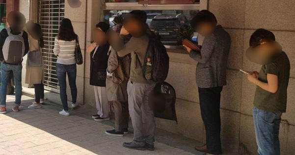 3일 낮 12시쯤 서울의 한 평양냉면 식당 앞에 손님들이 줄을 서서 차례를 기다리고 있다. /고성민 기자