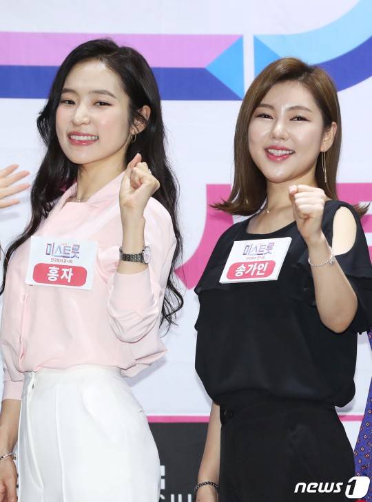 왼쪽이 3위 홍자, 오른쪽이 송가인 우승자/ 사진제공=뉴스1