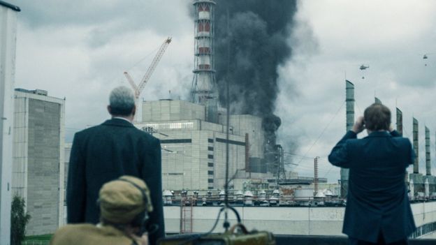 영국 드라마 ‘체르노빌’ 가운데 한 장면. 1986년 4월 26일 아침 일어난 원자로 폭발 사고는 31명이 숨졌고 수백명이 다쳤지만 33년이 지난 지금까지도 방사능 오염으로 인한 문제들이 지속돼 원자력 발전 관련 가장 끔찍한 참사로 여겨진다.SKY UK HBO 제공