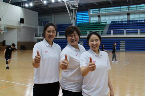 부산 BNK 썸을 이끄는 양지희 코치, 유영주 감독, 최윤아 코치(왼쪽부터)가 지난 1일 스포츠서울과 인터뷰를 마친 뒤 부산대체육관에서 훈련에 앞서 포즈를 하고 있다. 제공 | BNK 썸 여자프로농구단