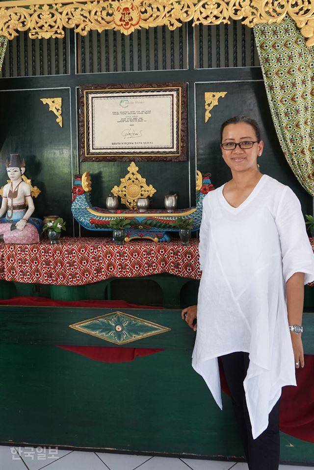 인도네시아 족자카르타 왕가의 첫 여성 왕위 계승자인 망쿠부미 공주가 1일 한국일보와의 인터뷰를 마치고 왕궁 식당을 소개하고 있다. 족자카르타=고찬유 특파원