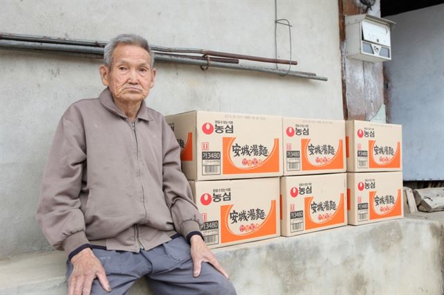 박병구 할아버지는 지난 30여년간 매일 삼시세끼로 ‘안성탕면’을 드셨다. 농심 제공