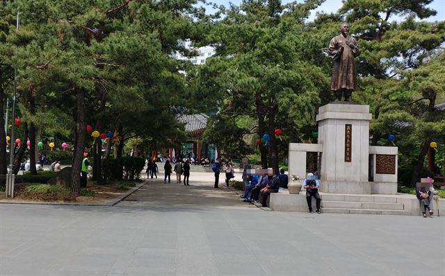 어버이날인 8일 '노인들의 성지'인 서울 종로구 탑골공원에서도 왼쪽 가슴에 카네이션을 단 노인은 그리 많지 않았다.