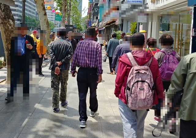 8일 오후 노인 유동인구가 많은 서울 종로 3가. 맨 왼쪽 노신사 정도를 제외하면 카네이션을 단 이들이 거의 눈에 띄지 않았다.