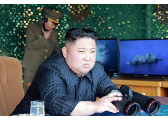 김정은 북한 국무위원장이 4일 원산 호도반도에서 단거리 발사체 시험을 지켜보고 있다.[조선중앙통신]