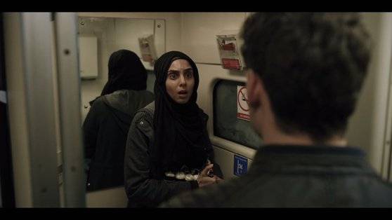 겁먹은 표정으로 버드를 응시하는 나디아. 남편의 강요로 테러에 가담한 '나약한 무슬림' 코스프레였다. 그는 지하드 여전사이자 폭탄 제조 기술자다.