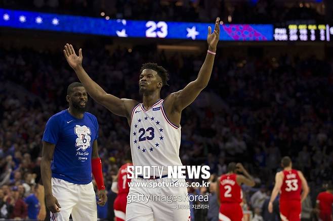 ▲ '생존 본능'이 발휘된 필라델피아가 토론토를 꺾고 시리즈 전적 3승 3패를 만들었다.