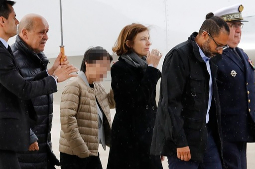 프랑스군이 구출한 인질 중 신원 미상의 한국인 여성(왼쪽 세 번째)이 11일(현지시간) 프랑스 파리 인근 빌라쿠블레 군 비행장에 도착해 나오고 있다. 프랑스군은 지난 9일 부르키나파소의 무장단체에 붙잡혀 있던 신원 미상의 한국인 여성 1명을 포함한 프랑스인 2명, 미국 여성 1명 등 4명을 구출했으며 이 과정에서 프랑스 특수부대원 2명이 사망했다. 빌라쿠블레(프랑스)=AP뉴시스