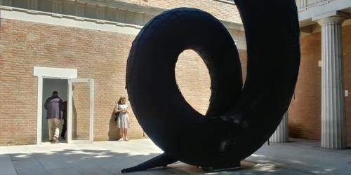 미국관 주인공은 마틴 퓨리어 (베네치아=연합뉴스) 정아란 기자 = 10일(현지시간) 찾은 베네치아비엔날레 미국관. 마틴 퓨리어의 대형 조각이 전면에 놓여 있다. 2019.5.12. airan@yna.co.kr