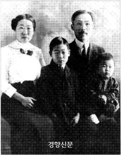 도산이 1915년 미국 하와이에서찍은가족사진. 왼쪽부터 이혜련 여사, 장남 필립, 도산 선생, 차남 필선