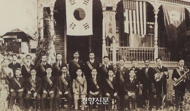 1917년 미국 샌프란시스코에서 거행된 흥사단 대회(1917년). 앞줄 왼쪽에서 네 번째가 도산 안창호 선생이다.