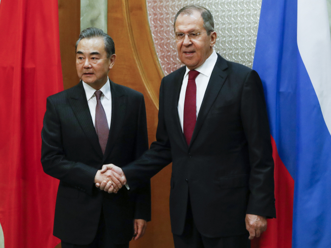 세르게이 라브로프(오른쪽) 러시아 외무장관과 왕이 중국 외교부장은 13일(현지시각) 러시아 소치에서 외교장관 회담을 갖고 한반도 현안과 관련해 미국ㆍ중국ㆍ러시아가 참여하는 ‘3자 대화’를 제안했다. [AP]