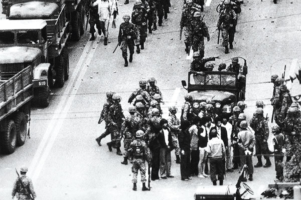 ⓒ연합뉴스 1980년 5월19일 광주에서 시위대를 무차별 연행하는 공수부대원들.