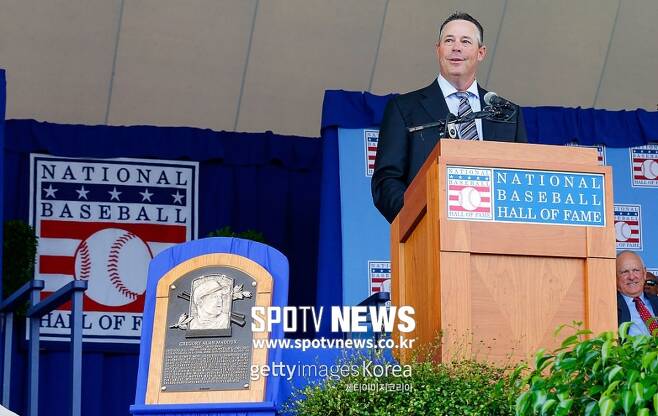 ▲ 그렉 매덕스가 2014년 7월27일 미국 뉴욕주 쿠퍼스타운 클라크 스포츠 센터에서 야구 명예의 전당에 헌액되면서 기념 연설을 하고 있다