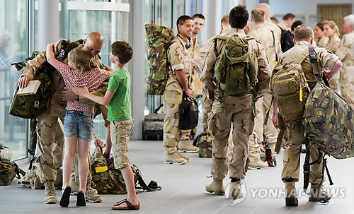 가족과 작별 인사하는 해외 파병 네덜란드군 장병들 [EPA=연합뉴스 자료사진]
