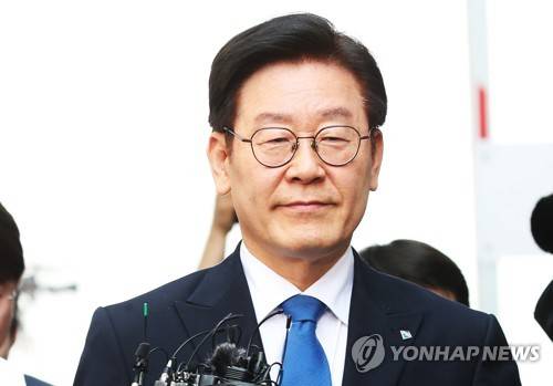 법원 들어서는 이재명 경기지사 (성남=연합뉴스) 홍기원 기자 = 공직선거법상 허위사실 공표와 직권남용권리행사방해 혐의 등으로 기소된 이재명 경기지사가 16일 오후 경기도 성남시 수정구 수원지방법원 성남지원에서 열린 1심 선고공판에 출석하고 있다. 2019.5.16 xanadu@yna.co.kr