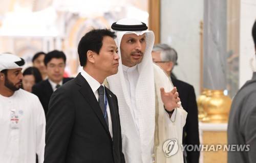 임종석과 칼둔의 대화 (아부다비=연합뉴스) 황광모 기자 = 임종석 대통령 비서실장과 칼둔 칼리파 알 무바라크 아랍에미리트(UAE) 아부다비 행정청장 25일 오후(현지시간) 아부다비 대통령궁에서 열린 문재인 대통령과 모하메드 빈 자이드 알 나흐얀 왕세제와의 정상회담 후 이동하며 대화하고 있다. 2018.3.25 hkmpooh@yna.co.kr