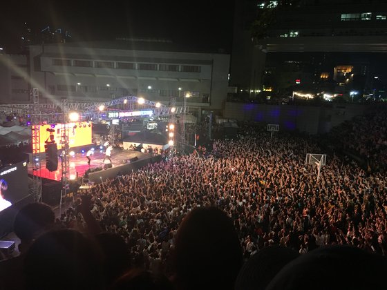16일 홍익대 축제의 연예인 공연에는 8000여명의 인파가 몰려 대형 콘서트장을 방불케했다. 고석현 기자