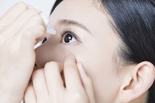 인공눈물은 눈의 건조함을 완화하고 이물질을 씻어주는 역할을 한다. 하지만 이 효과를 누리려면 올바른 사용법과 유통기한을 지켜서 사용해야한다(사진=클립아트코리아).