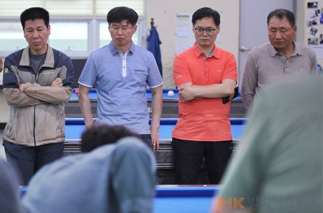 공개레스에 참가한 동호인들이 이기범의 샷 시범을 바라보고 있다.