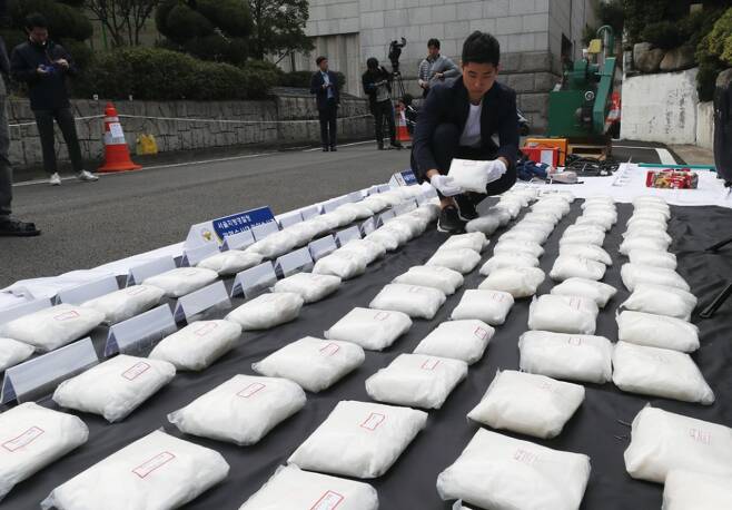 2018년 10월15일 서울지방경찰청에 압수된 대량의 필로폰이 놓여 있다. ⓒ 연합뉴스