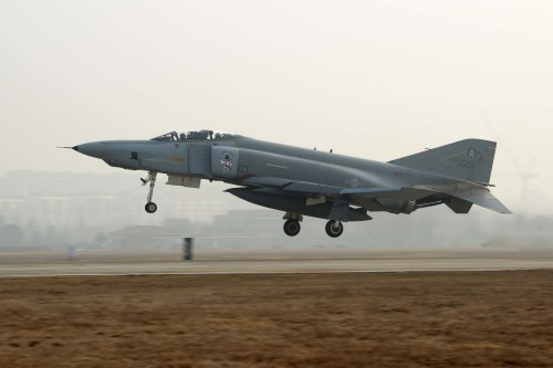 공군 F-4 전투기가 훈련을 위해 활주로에서 이륙하고 있다. 공군 제공