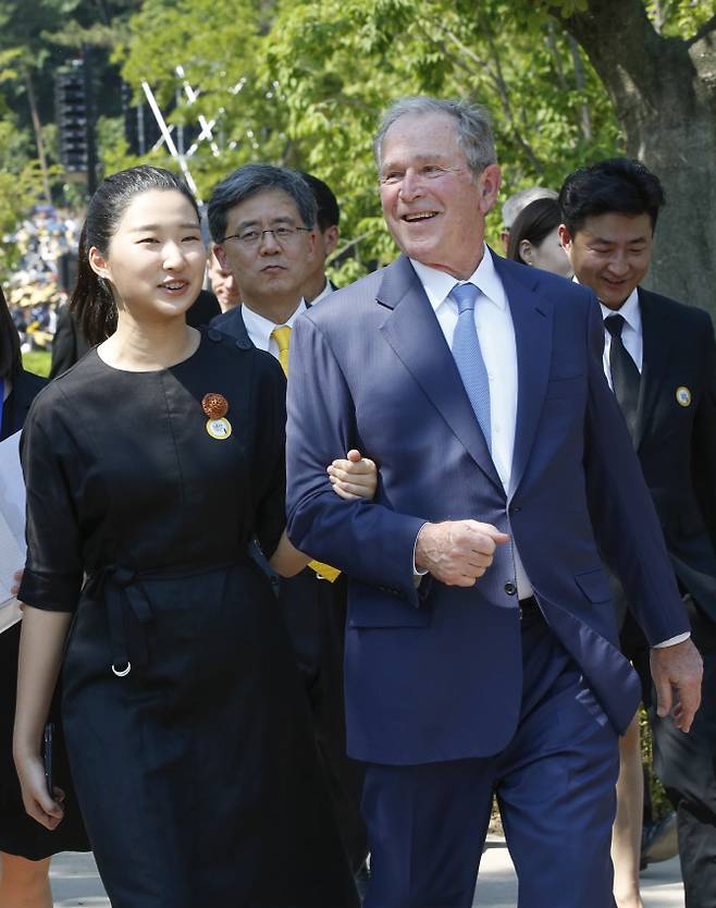 23일 오전 경남 김해시 진영읍 봉하마을에서 열린 고(故) 노무현 전 대통령 10주기 추모식에서 부시 전 미국 대통령이 노 전 대통령 묘역 참배를 마치고 이동하고 있다 (사진=노무현재단)