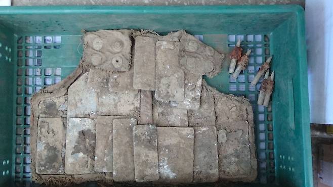 DMZ 화살머리고지 일대에서 발굴된 미군 방탄복. 국방부 제공