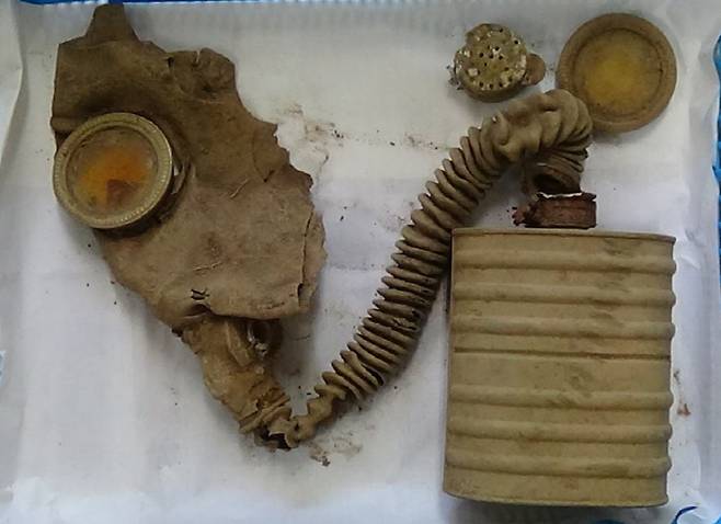 DMZ 화살머리고지 일대에서 발굴된 중국군 방독면. 국방부 제공