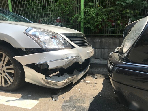 사고 후 B씨 차량(왼쪽)과 A씨 차량 모습. 목격자 제공