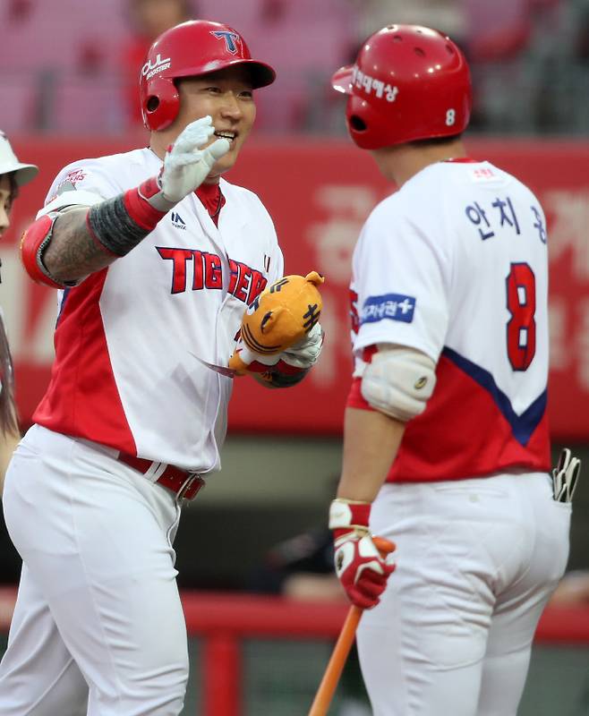 KIA 최형우가 24일 광주 KT전에서 1회 2점 홈런을 때린 뒤 안치홍과 하이파이브 하고 있다. KIA 타이거즈 제공