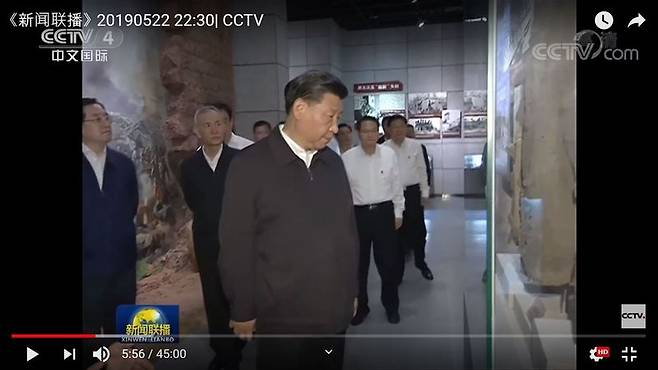 시진핑 중국 국가주석이 5월21일 장시성 위두현에 있는 중국홍군장정출발기념관을 찾아, 전시돼있는 홍군의 낡은 군복을 바라보고 있다. <중국중앙텔레비전>(CCTV) 뉴스 프로그램 ‘신원롄보’ 갈무리.