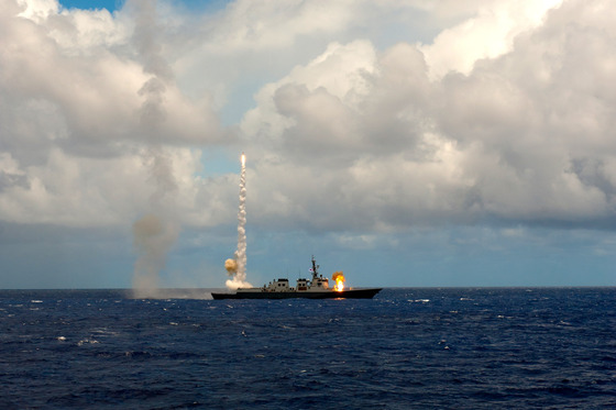 지난 2014년 환태평양 훈련(RIMPAC : Rim of the Pacific)에 참가한 우리 해군 이지즈함 서애 류성룡함이 하와이 근해에서 최초로 SM-2 미사일을 동시 발사하는 장면 / 사진 = 뉴스1