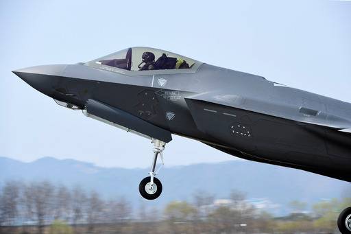 한국 공군 F-35A가 충북 청주기지 활주로에 착륙하고 있다. 방위사업청 제공