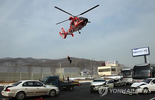 소방헬기 고속도로 응급구조 훈련 [연합뉴스 자료사진]