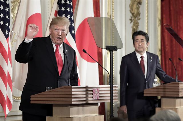 도널드 트럼프 미국 대통령이 27일 아베 신조 일본 총리와의 정상회담 후 공동 기자회견을 갖고 있다. AP 연합뉴스