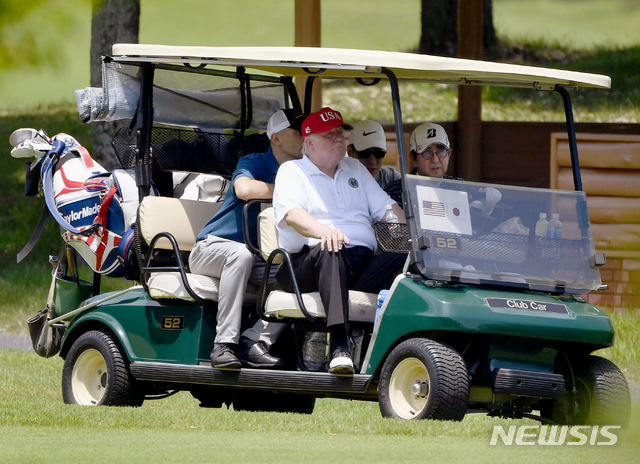 【모바라=AP/뉴시스】도널드 트럼프 미국 대통령(앞줄 왼쪽)이  26일 오전 일본 지바현 모바라 시의 모바라컨트리클럽에서 아베 신조 총리(앞줄 오른쪽)과 함께 골프 카트를 타고 이동하고 있다. 2019.05.26