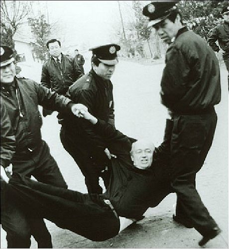 1975년 4월 9일, 서대문 형무소 앞의 시노트 신부. 시노트 신부는 인혁당 사건의 진실을 밝히기 위해 앞장섰던 인물이다. (사진=MBC제공/자료사진)