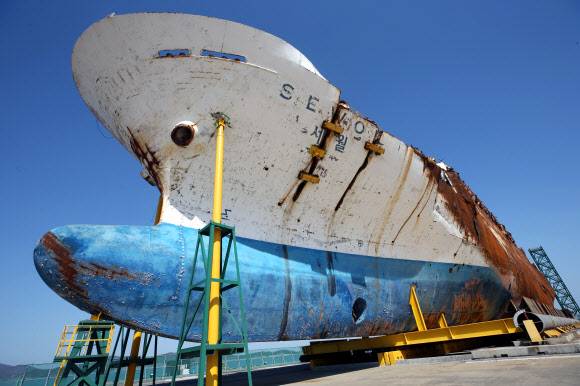 5주기 하루 앞둔 세월호 - 세월호 참사 5주기를 하루 앞둔 15일 전남 목포신항에 인양돼 있는 세월호 곳곳에 참사의 흔적이 남아있다. 2019.4.15 연합뉴스 5주기 하루 앞둔 세월호 - 세월호 참사 5주기를 하루 앞둔 15일 전남 목포신항에 인양돼 있는 세월호 곳곳에 참사의 흔적이 남아있다. 2019.4.15 연합뉴스