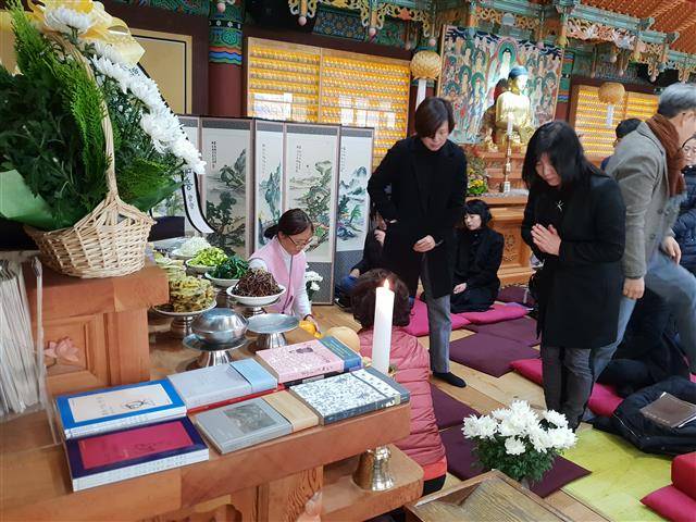 지난해 11월 20일, 경기 고양의 북한산 중흥사에서 열린 허수경 시인의 49재. 신경숙 작가가 두 손 모아 허 시인의 명복을 빌고 있다. 지난해 11월 20일, 경기 고양의 북한산 중흥사에서 열린 허수경 시인의 49재. 신경숙 작가가 두 손 모아 허 시인의 명복을 빌고 있다.