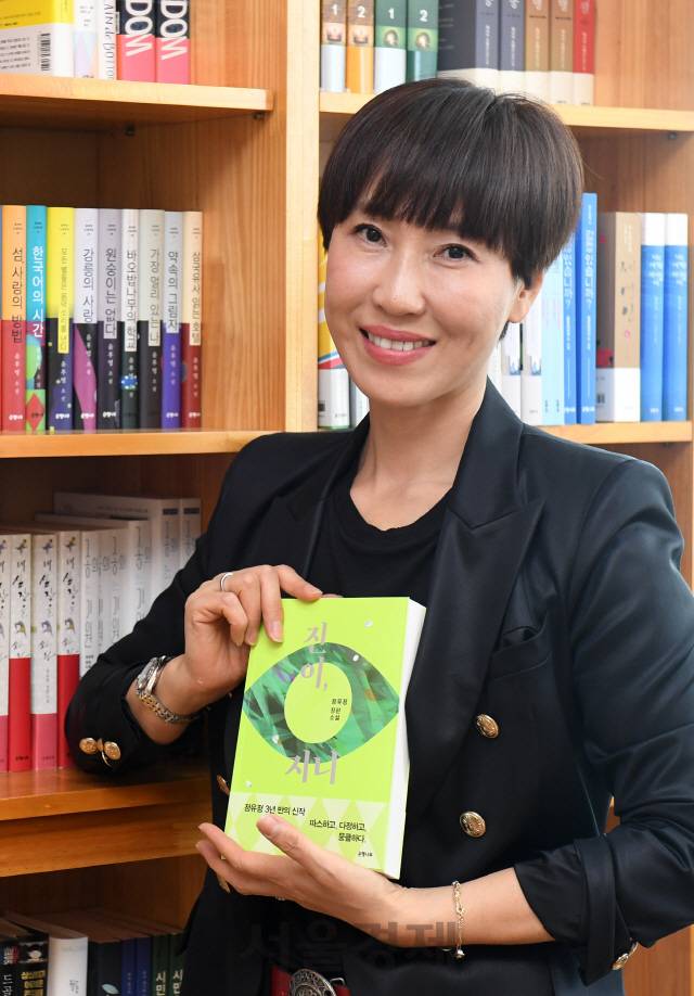 3년 만에 신작 소설 ‘진이, 지니’ 출간한 정유정 작가가 23일 마포구에 위치한 은행나무 출판사에서 서울경제와 인터뷰에 앞서 사진촬영을 하고 있다. /권욱기자